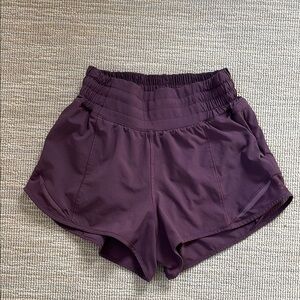 Lululemon hotty hot high rise 2.5” shorts
